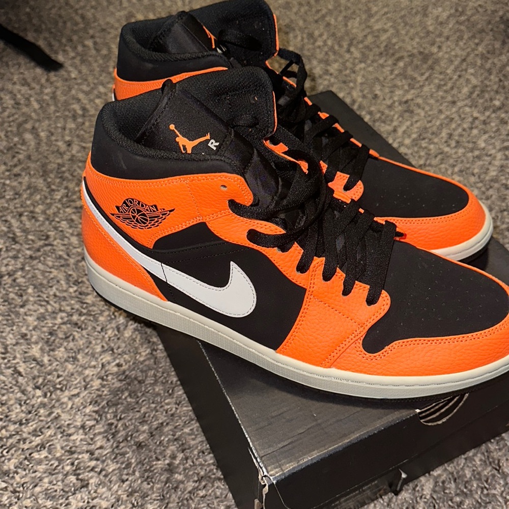 Jordan 1 mid SE